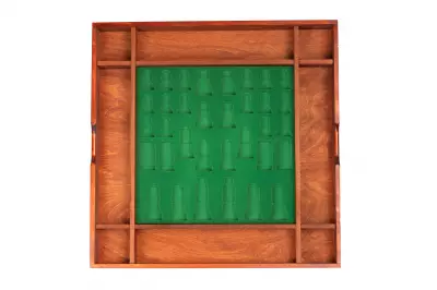 Drewniana kasetka z przegródkami na figury szachowe